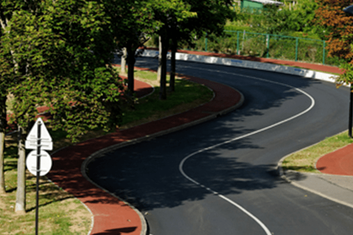 Implementación de sistemas e instalación de infraestructura vial.